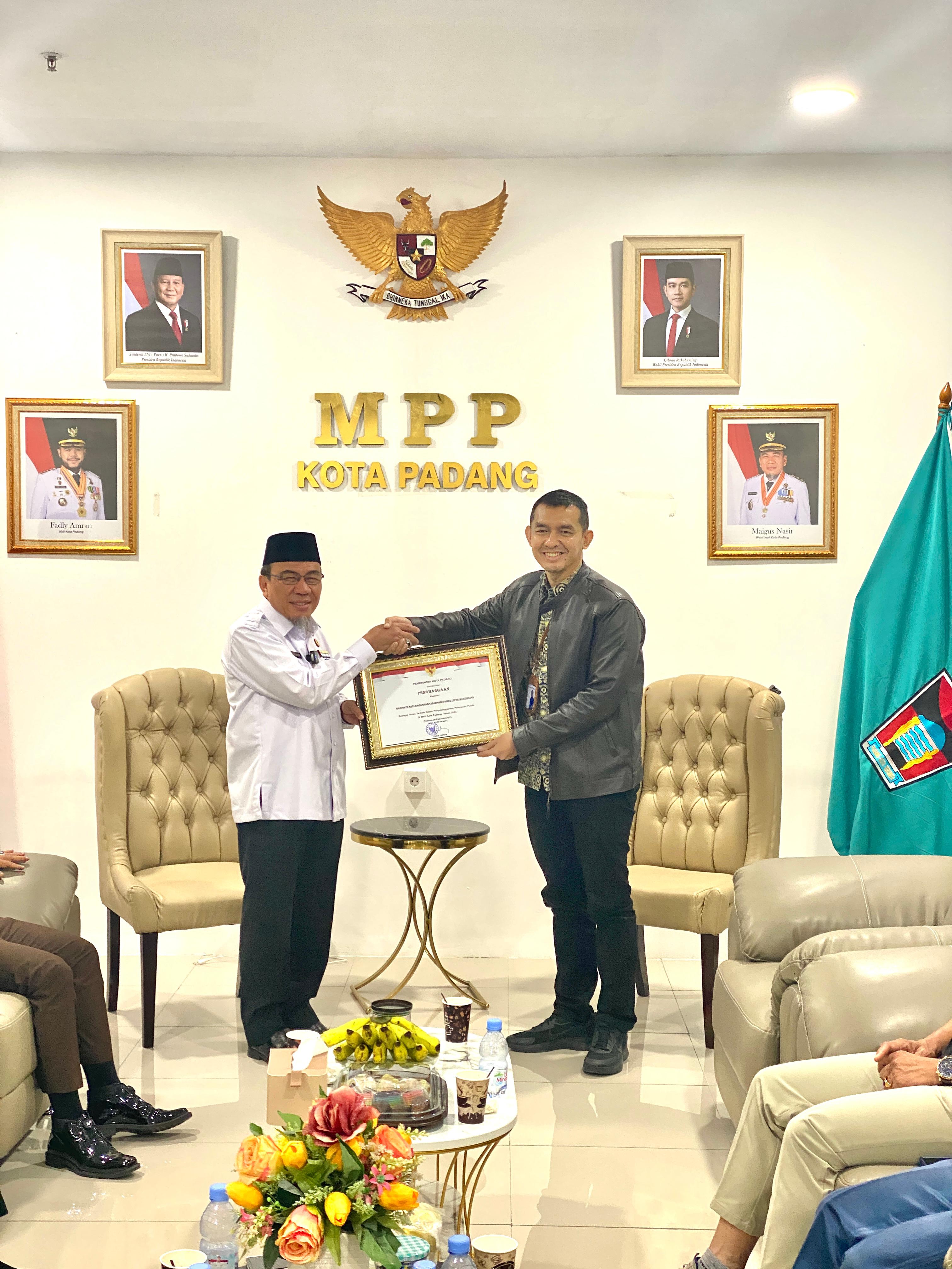 Pemko Padang menghadiahkan penghargaan kepada BPJS Kesehatan Cabang Padang, sebagai tenant terbaik tahun 2024 dalam penyelenggaraan pelayanan publik di Mal Pelayanan Publik (MPP) Kota Padang.